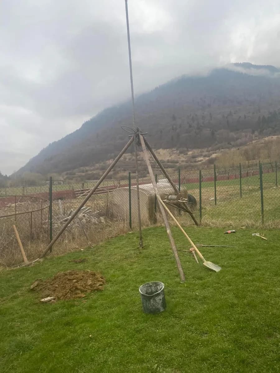 Foraj manual puț apă în zona montană iarna, acoperire națională