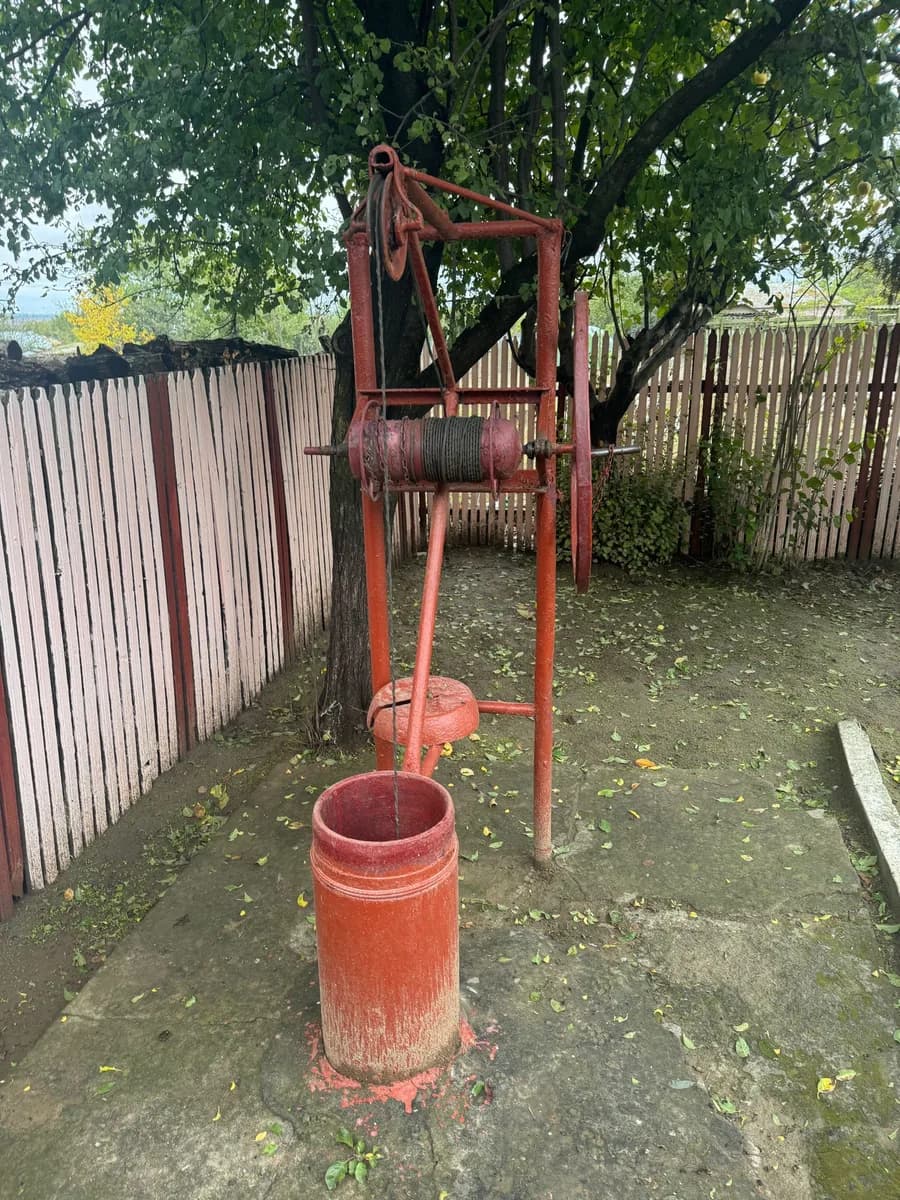 Pompă manuală puț apă instalată, model clasic roșu